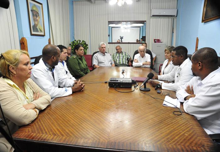 Díaz-Canel, Machado Ventura y otras autoridades visitan a los familiares de las víctimas