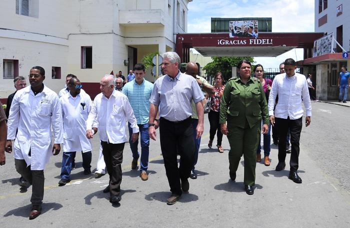 Díaz-Canel, Machado Ventura y otras autoridades visitan a los familiares de las víctimas