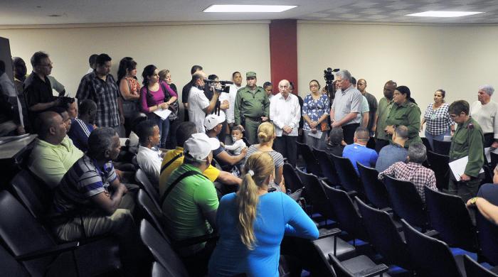 Díaz-Canel, Machado Ventura y otras autoridades visitan a los familiares de las víctimas