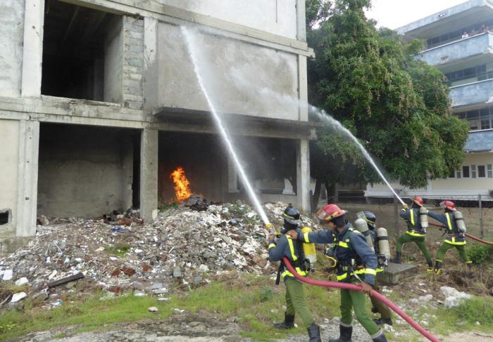 Ante un fuego, la rápida acción de los bomberos