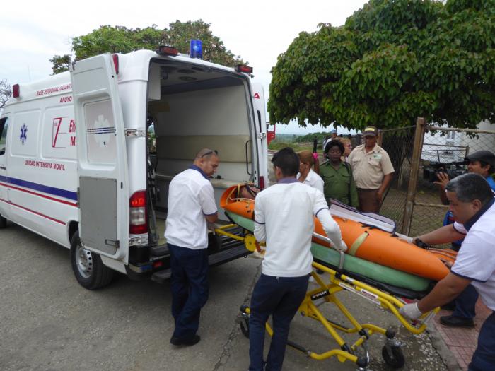 Los trabajadores de emergencia médica prestos a prestar auxilio