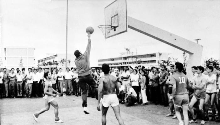 Fidel jugando baloncesto en la EIDE.
