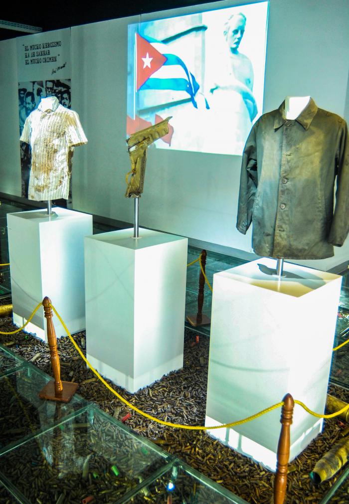 Memorial de la Denuncia, Sala dedicada al terrorismo de estado, Piezas personales pertenecientes a Manuel Lopez de la Portilla primer Martir de la seguridad del estado y Orosmán Dueñas quien fuera asesinado en tarara cuando estaban secuestrando una  lancha, y un fragmento del avión de cubana derrivado el 6 de octubre de 1976 en Barbados