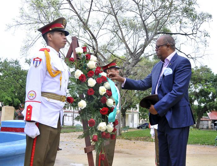 Ofrenda floral en el parque de los procedes Africano por el Dia de Africa,por Abel Coelho embajador de Guinea Bissau