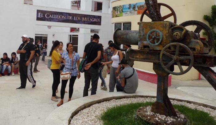 Como parte de la programación habitual tienen lugar cibertertulias con la participación de personalidades del mundo del audiovisual. 