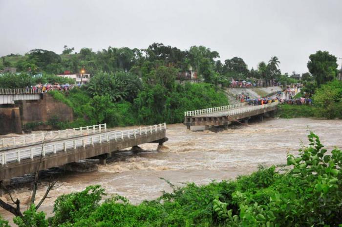 La crecida derribó este lunes parte del puente que desde 1984 daba acceso a la comunidad de Zaza del Medio, en el municipio de Taguasco, Sancti Spíritus. 