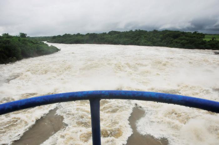 La presa Zaza se mantiene aliviando por sus seis compuertas desde el pasado sábado. 