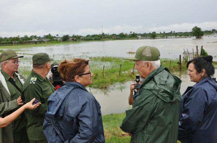 El viceministro de las FAR en la tarde de este martes en el vial de Aguada, el cual fue sobrepasado por las aguas