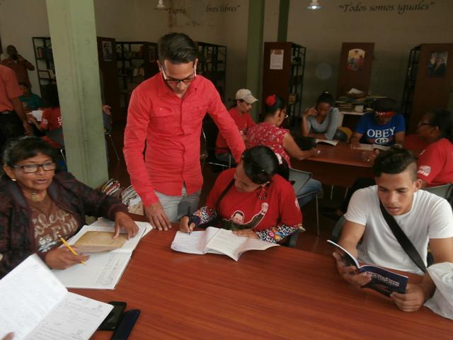 Los jóvenes del Frente se dotan de herramientas para ayudar en las comunidades.