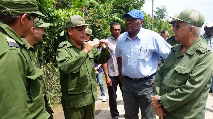 Salvador Valdés, recorrió sitios afectados por las intensas lluvias en Santo Domingo y Sagua la Grande.