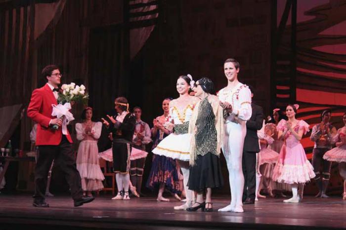 Lo más especial de la noche: la prima ballerina assoluta Alicia Alonso sube al escenario, al concluir la función del BNC. 