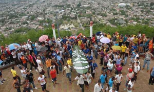 Ascenso del hacha ceremonial a la Loma de la Cruz