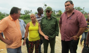 Quintas Solá (al centro) y autoridades de la provincia intercambian con una damn