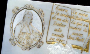 Lápida de mármol con un fragmento del poema dedicado a María por José Martí.