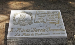Lápida de mármol que encuentra en la tumba de María