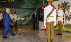 Mahmoud Abbas coloca ofrenda floral ante el busto de José Martí 