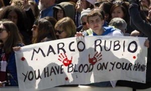 «Marco Rubio tiene sangre en la manos» rezaba una de las pancartas que surgieron, luego de la protesta por la masacre en una escuela de la Florida,  contra el senador republicano Marco Rubio, que aceptó tres millones de la  nra. Foto: AP 