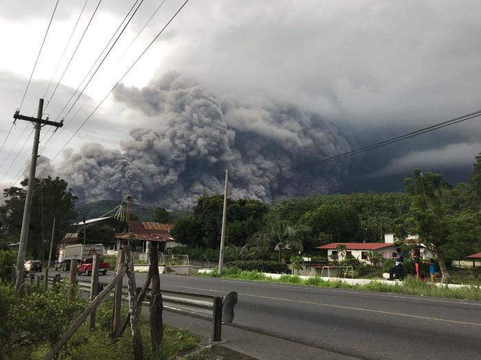 Despierta el volcán de fuego en Guatemala