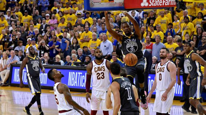 Árbitros de la NBA tuitearán durante los partidos de la final