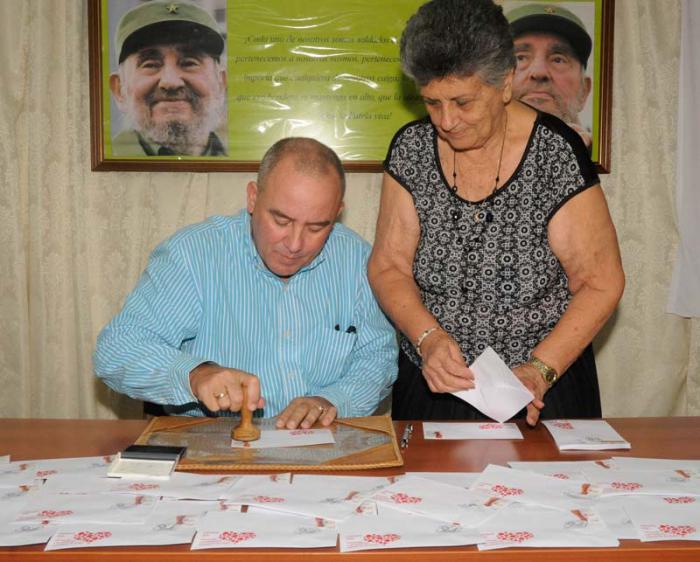Cancelación de sello por los postal de los  CDR en homenaje a los donantes voluntarios de sangre, por el Dr. Luis Enrique Pérez Ulloa, Director Jefe de Especialidad de Medicina del Ministerio de Salud Pública, realizado en la Dirección Nacional de los CDR en Linea e/  J y K, Vedado Plaza de la Revolución