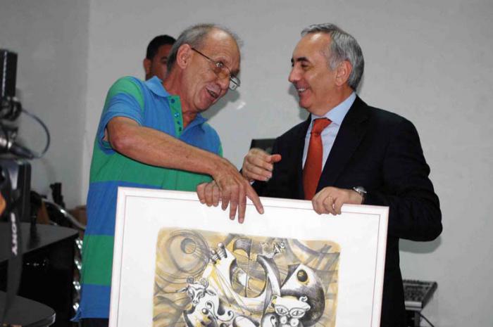 El escritor Miguel Mejides durante la ceremonia de entrega del Premio Italo Calvino, que obtuvo hace dos años por la obra La saga del tigre.  