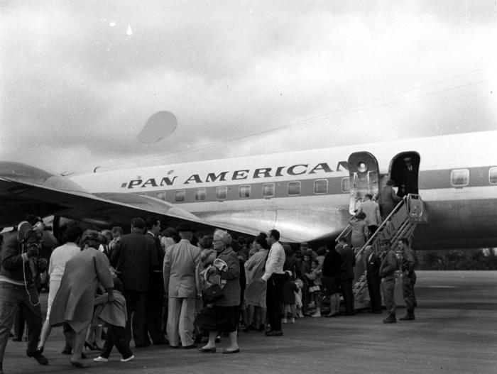 Primera salida de niños cubanos 4hacia Miami, Estados Unidos, vía Varadero. Vuelos de la Pan American Airways. Operación Peter Pan Sobre de Negativos 1-12-65 Inmi1240
