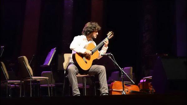 XV Festival y Concurso Internacional de Guitarra de La Habana- En la Gala de premiación, el cubano Carlos Manuel Ledea tocó la Sonata no. 5 de David del Puerto