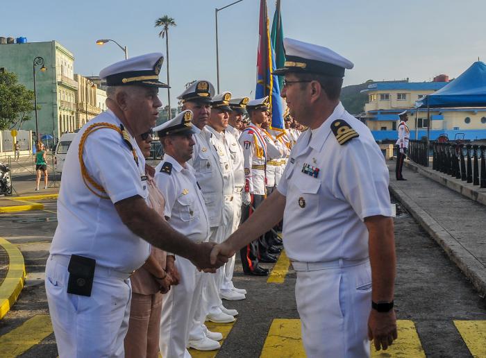 Tras el arribo, el Capitán de Fragata Carlos Alberto Maldonado Sánchez (D), Comandante del Buque de la Arm ¨Huasteco¨ Amp-01, de la Secretaría de la Marina Armada de México fue recibido por Oficiales de la Marina de Guerra Revolucionaria, en el Puerto Internacional de la Bahía de la Habana