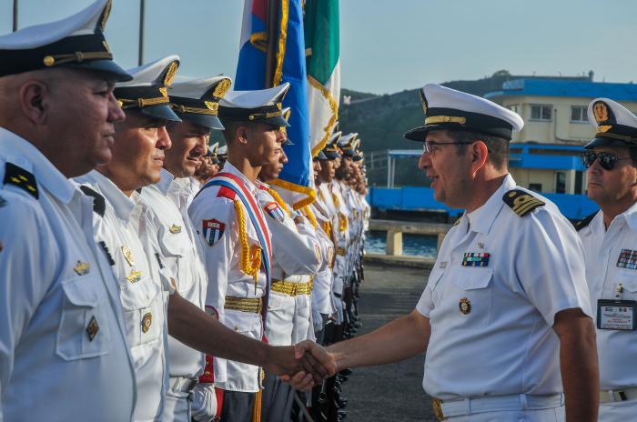 Tras el arribo, el Capitán de Fragata Carlos Alberto Maldonado Sánchez (D), Comandante del Buque de la Arm ¨Huasteco¨ Amp-01, de la Secretaría de la Marina Armada de México fue recibido por Oficiales de la Marina de Guerra Revolucionaria, en el Puerto Internacional de la Bahía de la Habana