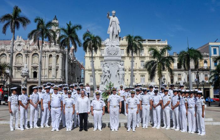Tripulación del Buque Arm Huasteco AMP-01 de la Secretaria de Marina-Armada de México deposita ofrenda floral al Monumento de José Martí, en el Parque Central