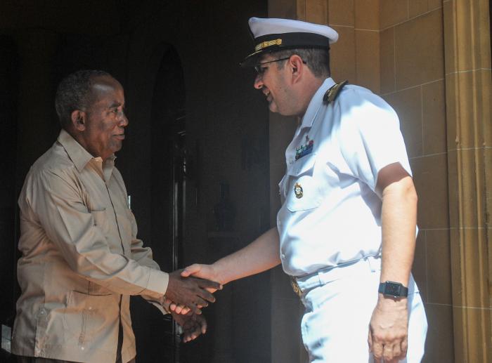 Recibió Juan Montalvo (I), vicepresidente de la Asamblea Provincial de la Habana al Capitán de Fragata Carlos Alberto Maldonado Sánchez (D), Comandante del Buque Huasteco AMP-01 de la Secretaria de Marina-Armada de México, en la Casa de la amistad de Paseo y 17