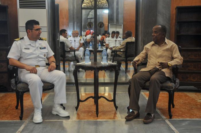Recibió Juan Montalvo (D), vicepresidente de la Asamblea Provincial de la Habana al Capitán de Fragata Carlos Alberto Maldonado Sánchez (I), Comandante del Buque Huasteco AMP-01 de la Secretaria de Marina-Armada de México, en la Casa de la amistad de Paseo y 17