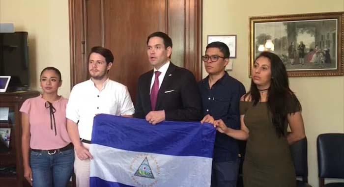 El senador republicano Marco Rubio (centro), junto a miembros de la Coalición Universitaria. 