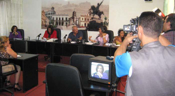 Una de las primeras emisiones del programa Sin rodeos. 