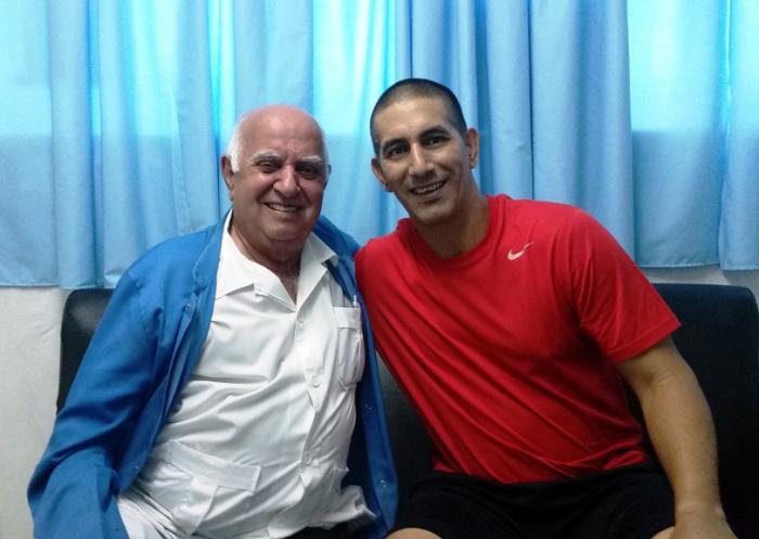 Pestano junto al doctor Armando Caballero.