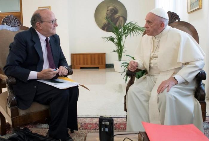 En la imagen, el papa Francisco durante una entrevista en exclusiva con Reuters en la sede del Vaticano, el 17 de junio de 2018.  Vatican Media/Handout via REUTERS