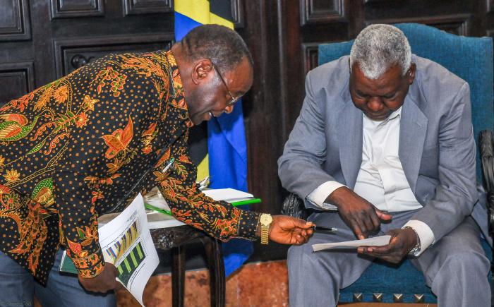 El presidente de la Asamblea Nacional del Poder Popular, Esteban Lazo Hernández, recibió ayer en la sede de esa institución al miembro del Buró Político y vicepresidente del Partido Chama Cha Mapinduzi de Tanzania, Philip Manguila, quien visita la Isla junto a una delegación