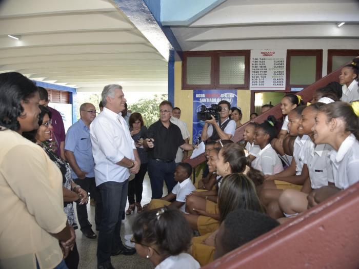 La escuela secundaria básica Armando García Aspuru fue este miércoles el primer lugar visitado por el Presidente. Fotos: Estudios Revolución
