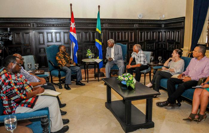 El Presidente de la Asamblea Nacional de Cuba, Esteban Lazo Hernández recibe al Exmo Sr Philip Mangula, Miembro del Buró político y Vicepresidente del Partido Chama Cha Mapinduzi de Tanzania en la sede de la Asamblea Nacional de Cuba