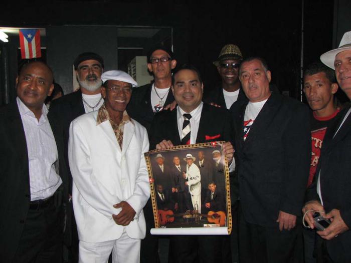 Gilberto Santa Rosa junto a los integrantes del Septeto nacional Ignacio Piñeiro 