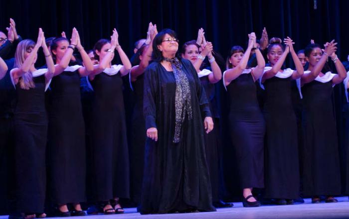 El Coro Nacional, dirigido por Digna Guerra, en la gala por el 55 Aniversario de la UNEAC, en el Teatro Alicia Alonso.