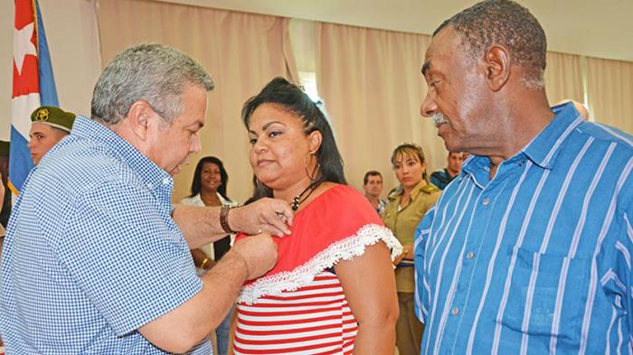 Ulises Guilarte de Nacimiento condecora a Ismairys Ulloa con la orden Lázaro Peña