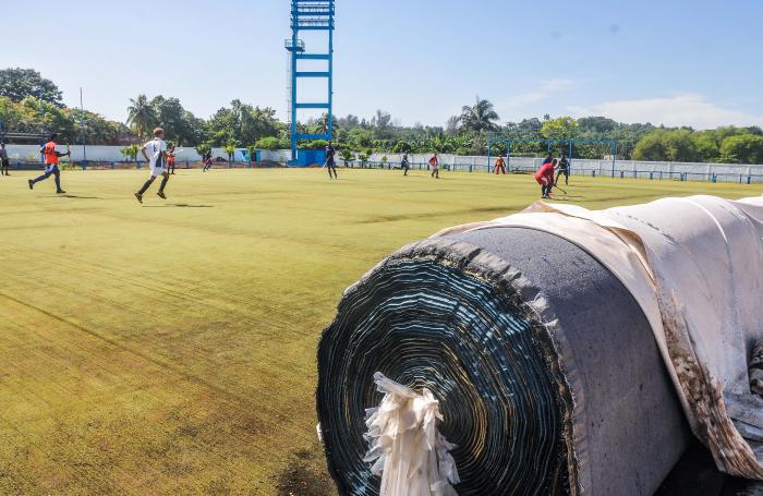 Nuevo terreno (D), durante un recorrido por la instalación del Estadio de Hockey ¨Antonio Maceo¨, en Santiago de las Vegas, Boyeros