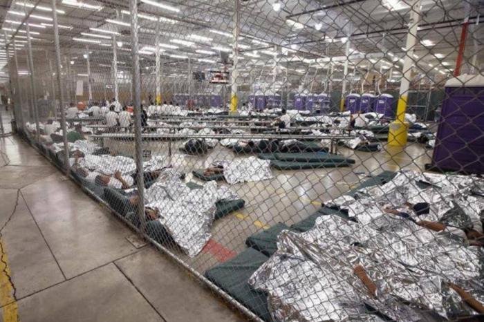 Los niños separados de sus padres son llevados a centros de detención como este. foto: El comercio