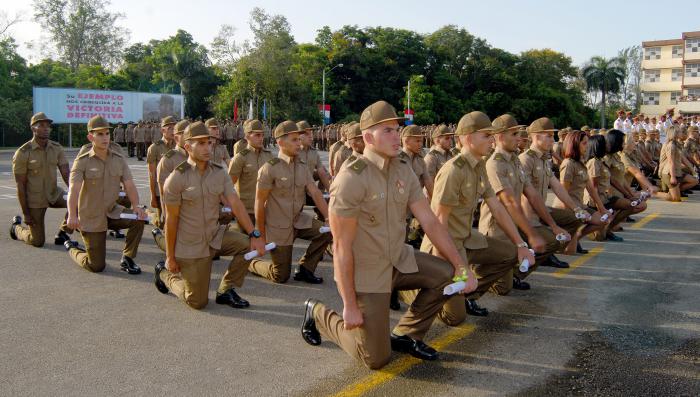 Acto de Graduación de los cadetes de la Escuela Militar Superior ´´Comandante Aristides Estevez Sanchez´´2018.Ejecución del juramento por los graduados desde la posición de rodilla en tierra