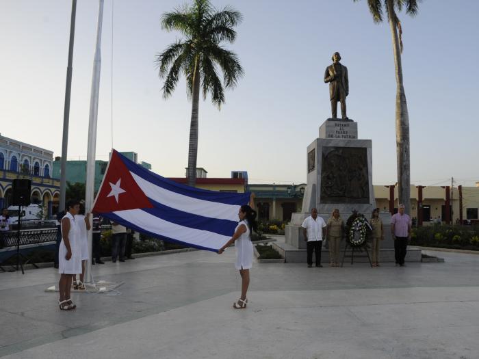 Tras la Ceremonia de la Bandera, se reconoció a la Banda de Música de Bayamo por los 150 años de su fundación. Fotos: Estudios Revolución