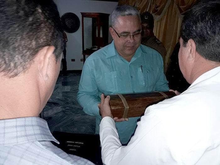 Distinguen a Luis Torres Iribar con el Hacha de Holguín.