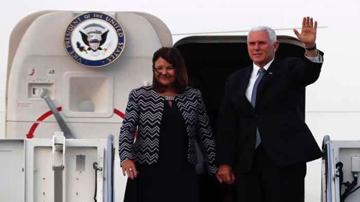 El vicepresidente de EE.UU. y su esposa, Karen Pence, al llegar al aeropuerto internacional Mariscal Sucre de Quito. 