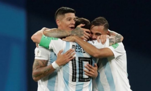 Marcos Rojo (izquierda) fue el hombre en el último partido de Argentina. foto: reuters