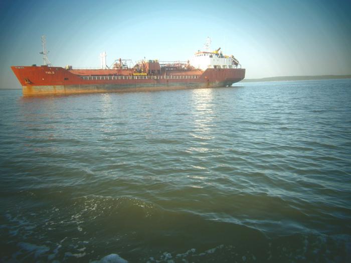 Bahía de Cienfuegos casi totalmente limpia de residuos de petróleo derramados.